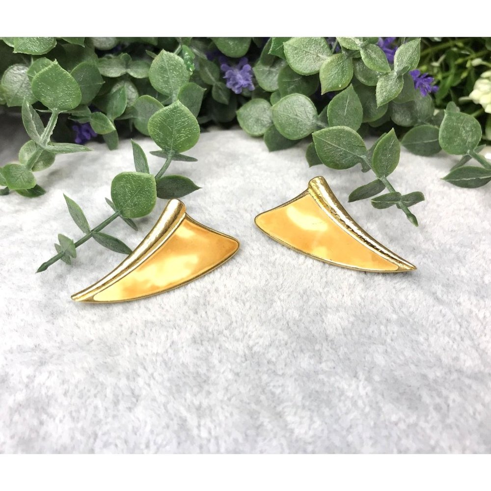 Vintage Trifari Clip On Earrings Gold Toned V Shape With Tan Cream Mottled Ename